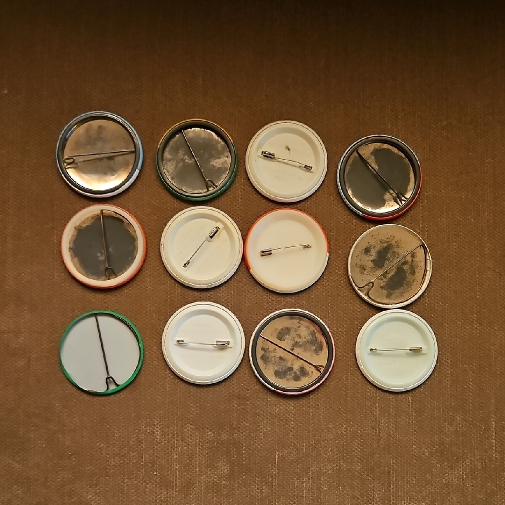 Clarks VINTAGE Button Set - Picture 2 of 2